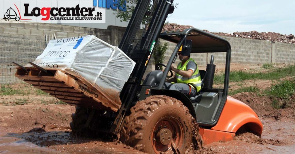 Carrelli elevatori fuoristrada compatti potenti e multifunzionali