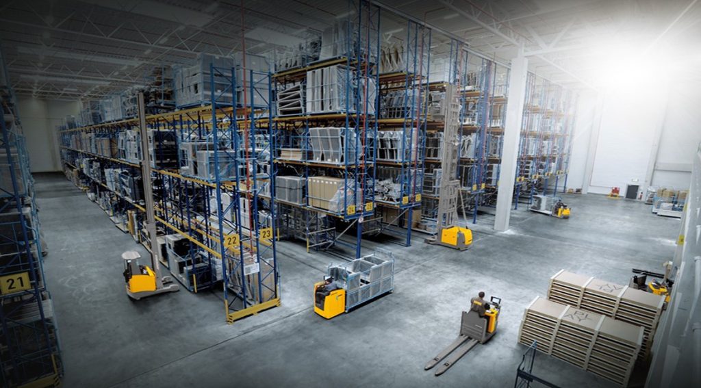 Come scegliere le attrezzature per la movimentazione dei materiali nella logistica
