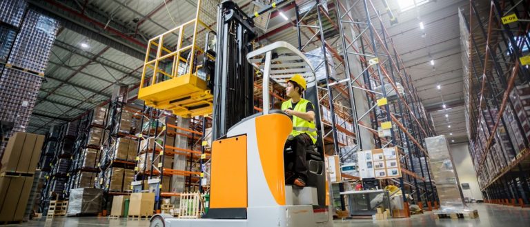 Incrementare sicurezza e precisione nel magazzino con l’uso dei carrelli elevatori retrattili