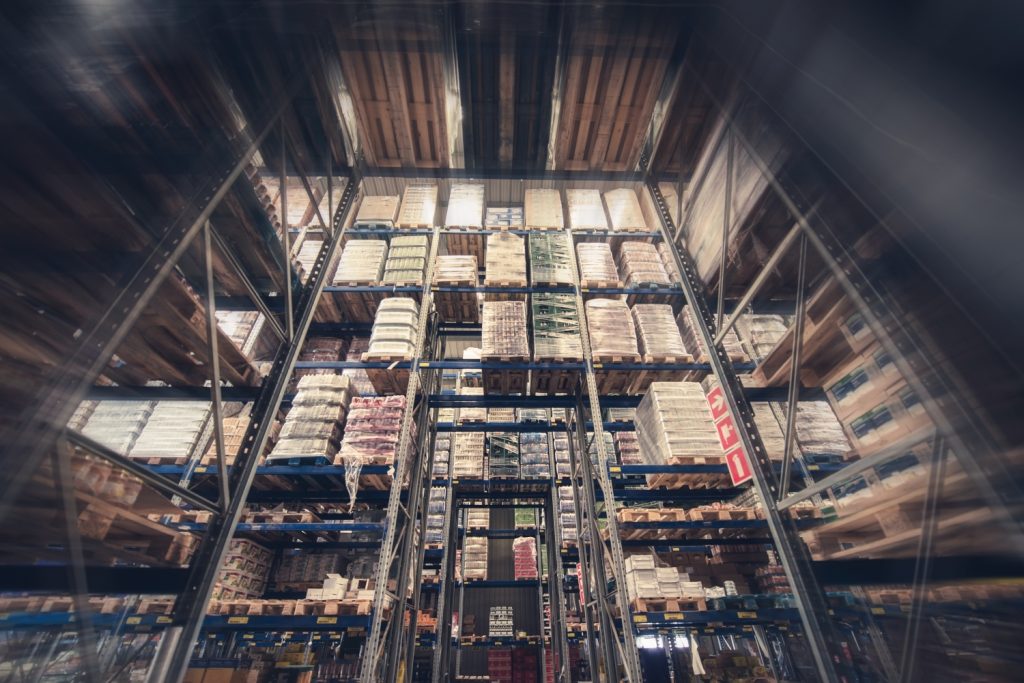 Versatilità delle scaffalature: guida intelligente per una logistica ottimizzata